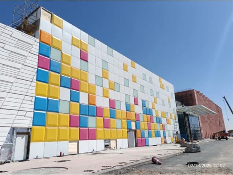 Coloured glazing and façade elements at SEVEN Tabuk